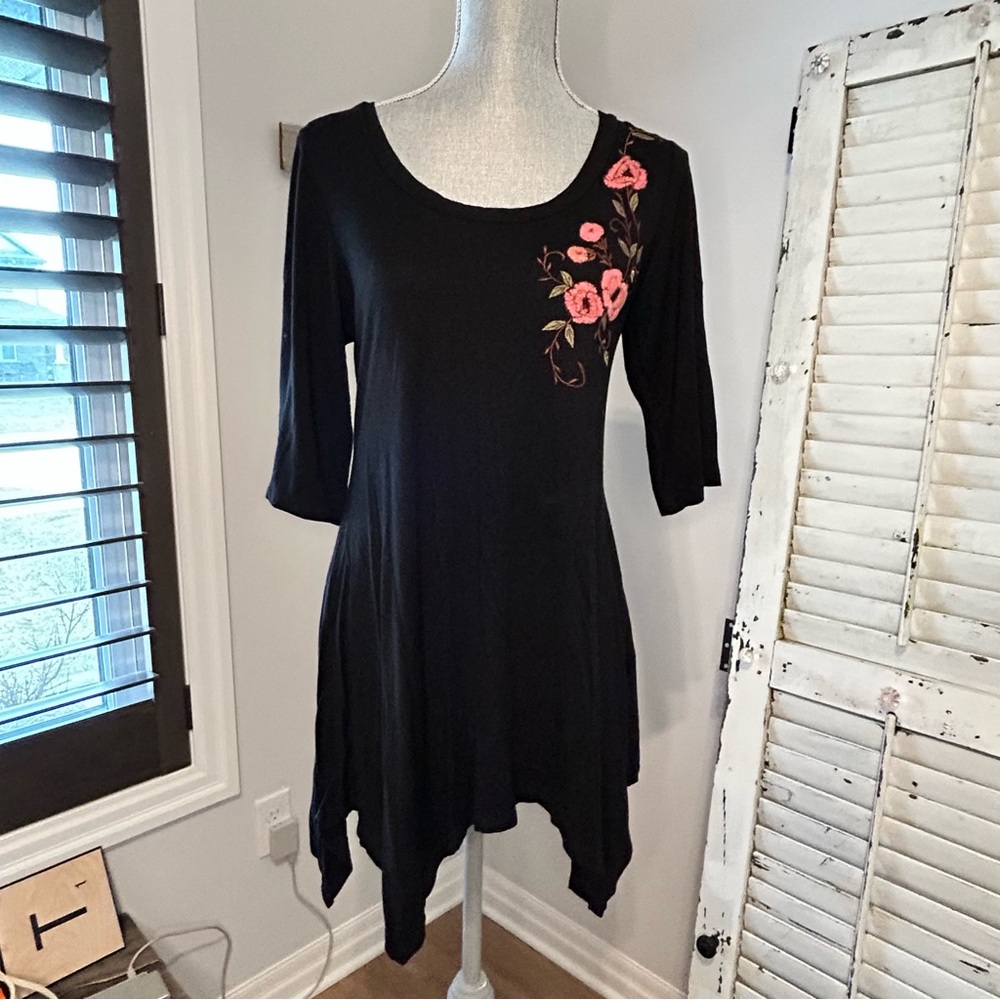 April Cornell jersey tunic w/ embroidery and asymmetrical hem size S Black
